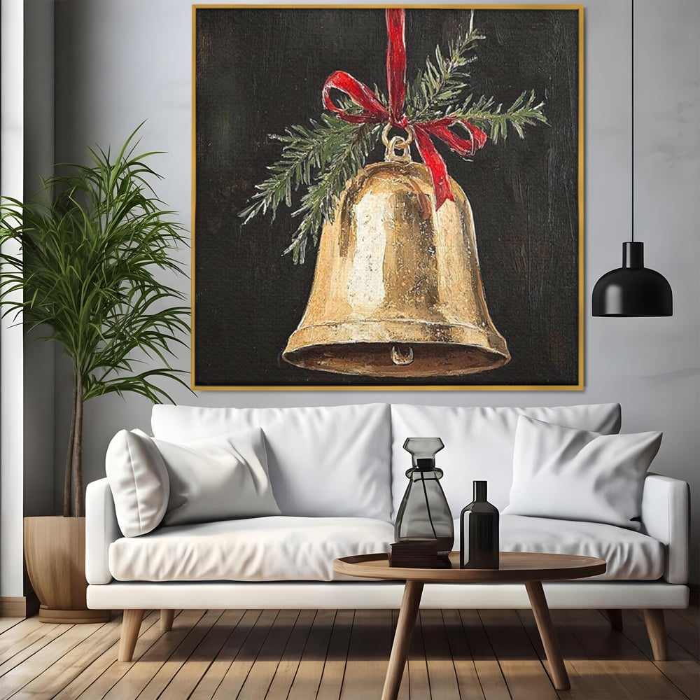 Tablou canvas cu tablou patrat cu clopotel auriu si brad, in rama de aluminiu auriu, pe perete intr-un living